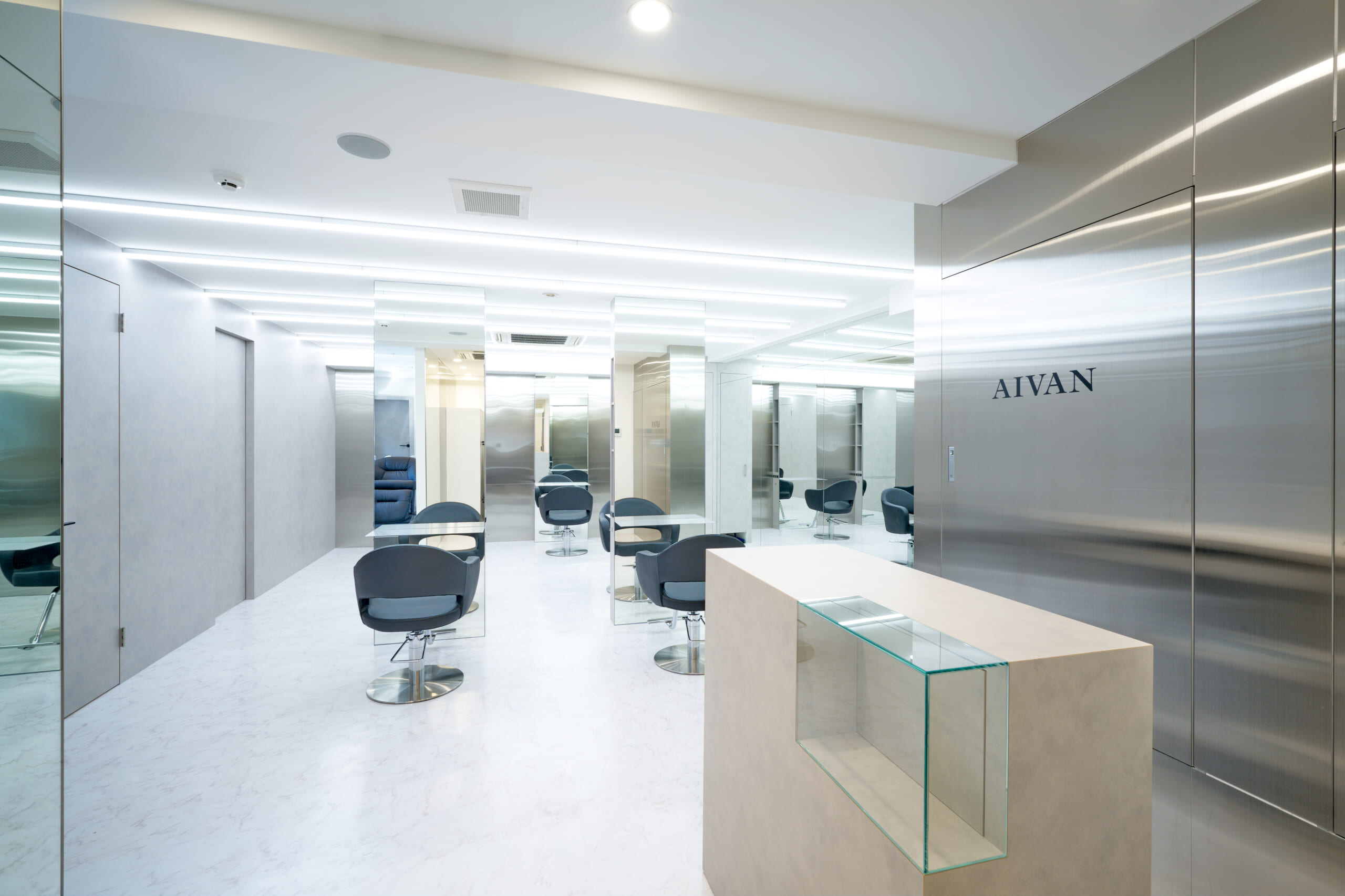 AIVANの受付と、鏡・セット椅子が並ぶ店内