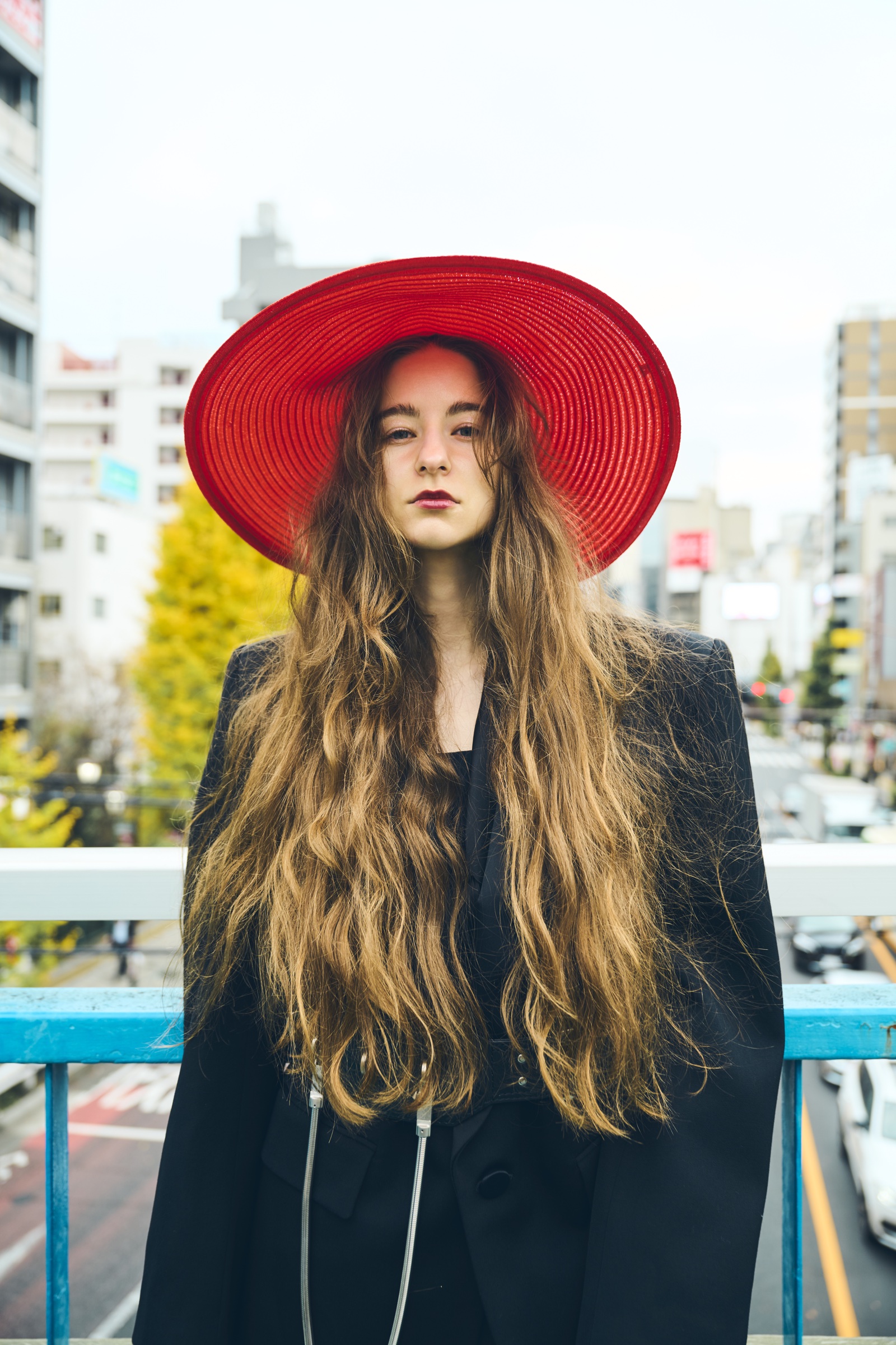 赤い帽子とロングヘアのスタイルビジュアル